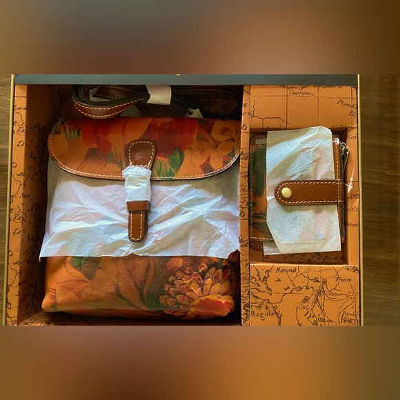 Brand new Patricia Nash crossbody floral, leather purse and wallet. Never opened - Picture 5 of 12
